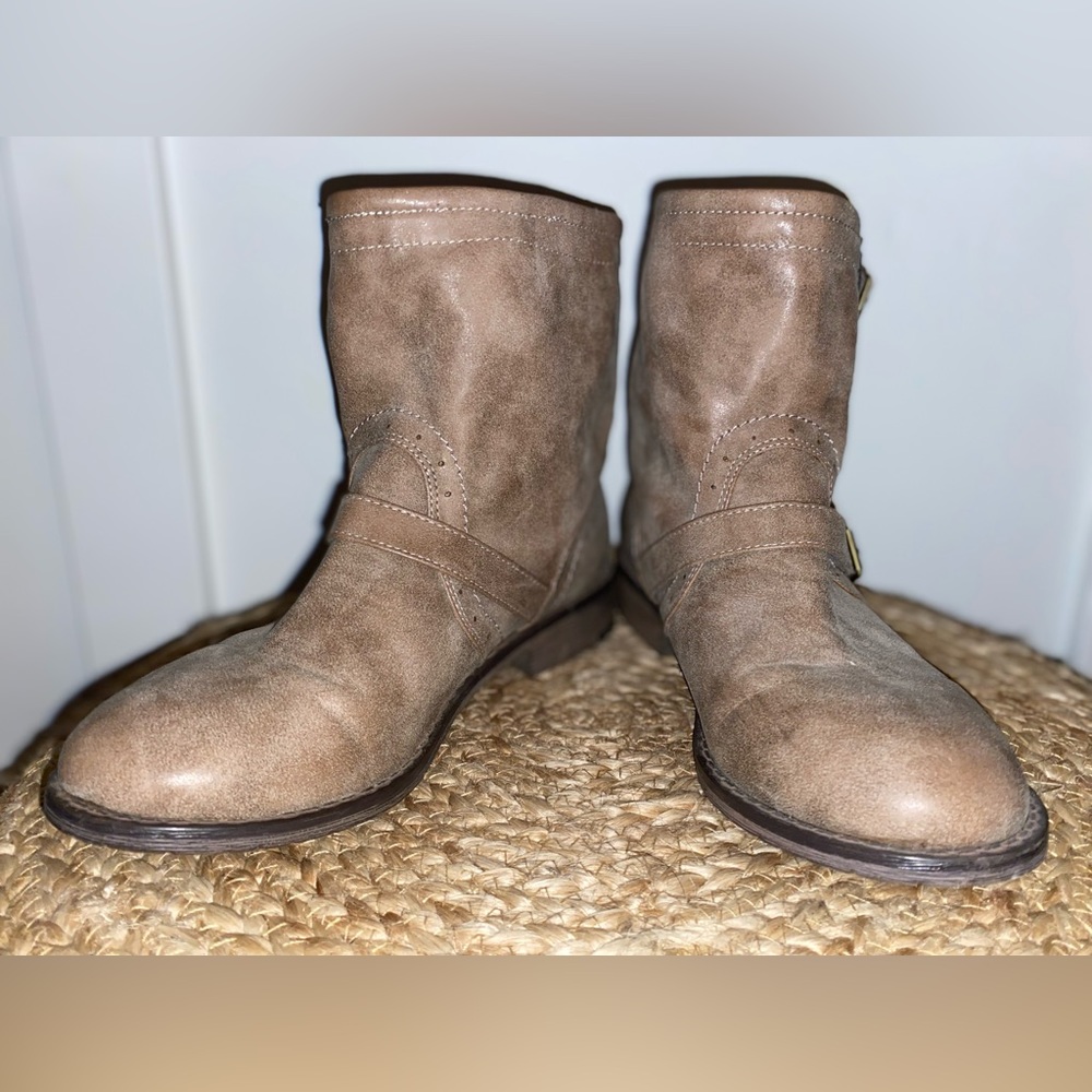 Nine West, Taupe Pull on Ankle Bootie w/adjustable buckle, size 8.5